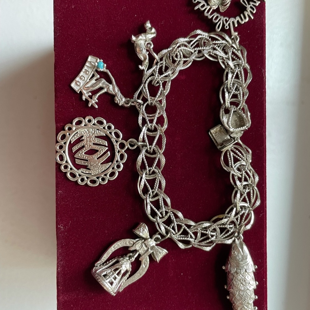 VintageSterling silver double  loop charm bracelet w 6 charms.